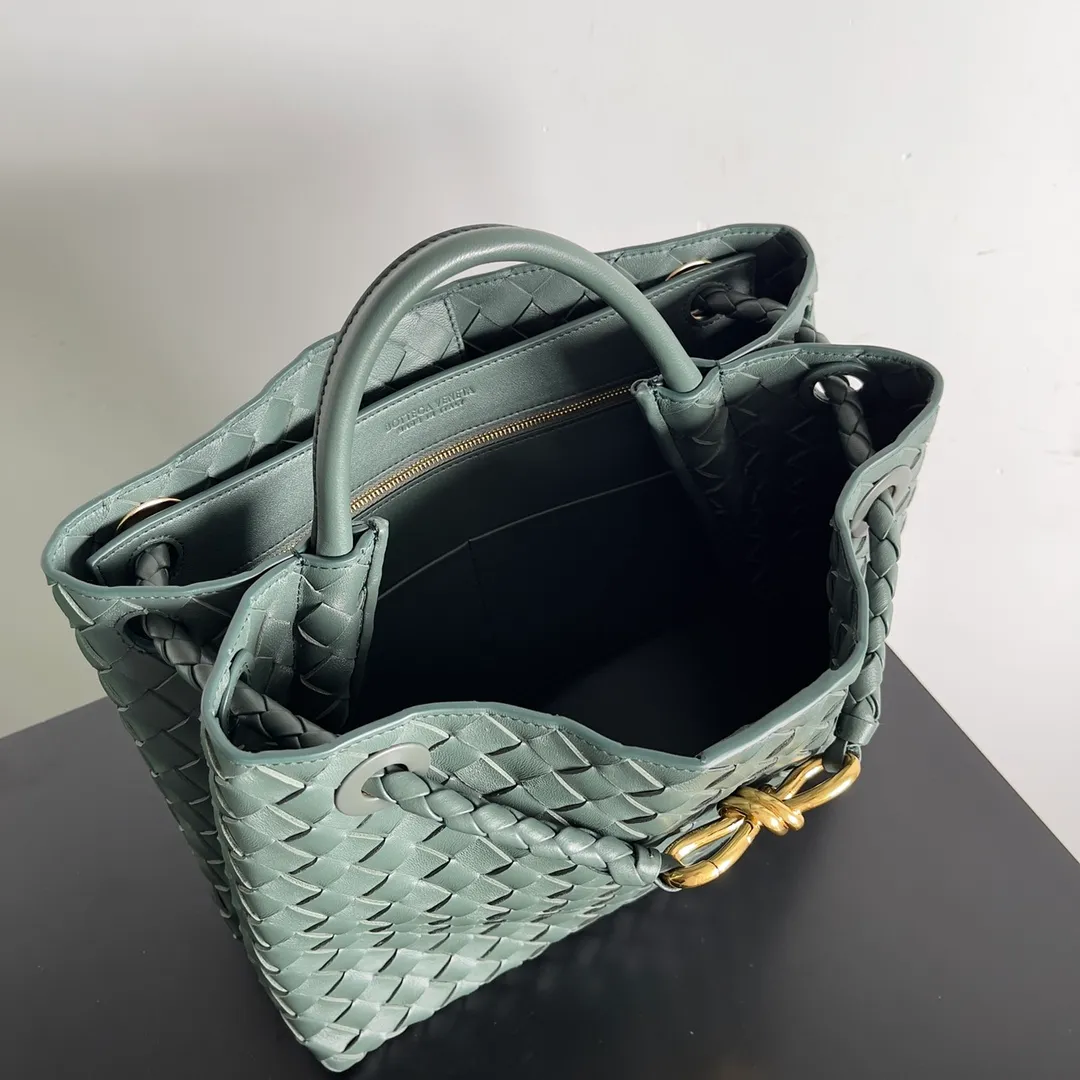 The 2023 new Andiamo batch of 2260 BV has been shipped‼ ️Really popular🔥The new Andiamo woven handbag launched by Bottega Veneta this season is really popular all over the world! ! Celebrities at home and abroad have worn it, and Oscar-winning actress Michelle Yeoh has taken it out on the street. Song Jia, Trai Yara, Yu Feihong, Sanji Ayaka, Rosie Hunting-Whiteley, Yoshioka Riho, etc. have all picked up this bag. It is classic and versatile, showing off its temperament, and the bag capacity is also large, which is very convenient for daily commuting! ! A variety of carrying methods, the shoulder straps can be adjusted by yourself, the original lambskin feels soft and delicate, and the unisex style breaks the gender boundaries and brings a more practical and long-lasting use experience. Andiamo, which has both elegant and casual styles, perfectly interprets the true appearance of "fashionable old money style". Style number: 743572 Size: 32*24*12